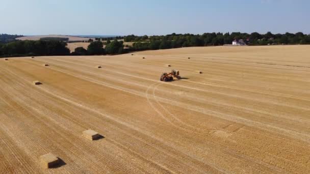 Filmación Aérea Granjas Agrícolas Británicas Máquina Combinadora Trabajo Con Tractor — Vídeo de stock
