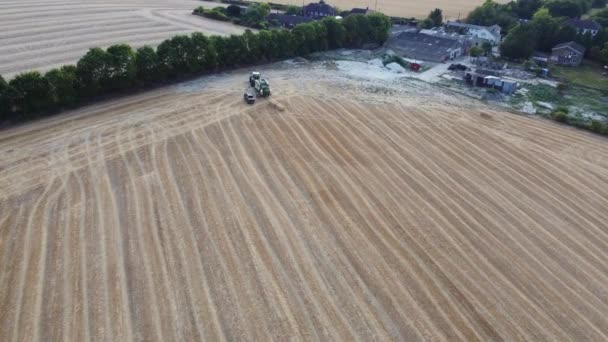 Letecké Záběry Britských Zemědělských Farem Pracovního Kombinačního Stroje Traktorem Nakládají — Stock video