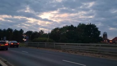 İngiliz Yolu 'nun Hava Görüntüsü, İngiltere' nin Merkez Milton Keynes şehrinde trafik. Görüntü, İHA 'nın Kamerasıyla 21 Eylül 2023' te Günbatımından hemen sonra çekildi.