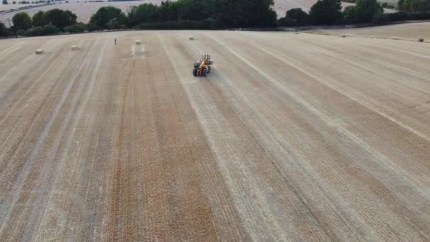 Luchtfoto Van Britse Landbouwbedrijven Werken Combineren Machine Met Tractor Laden — Stockvideo
