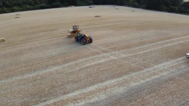 Letecké Záběry Britských Zemědělských Farem Pracovního Kombinačního Stroje Traktorem Nakládají — Stock video