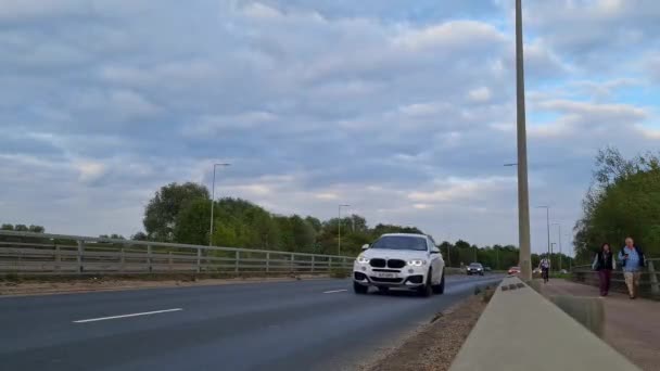 英国中部弥尔顿凯恩斯市的英国公路航迹 镜头是在2023年9月21日日落后用无人机拍摄的 — 图库视频影像