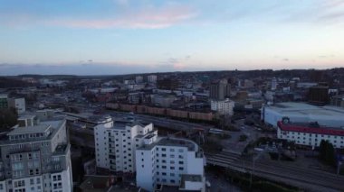 İngiltere, LUTON - 15 Ocak 2023: Merkezi Luton Şehri. Günbatımında şehir merkezindeki binaların üzerinde Drone 'un kamerasıyla görüntüler çekildi..