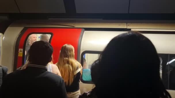 Mest Vackra Lågvinkelfilm Tunnelbanestationen Metro Railway Station Centrala London Capital — Stockvideo