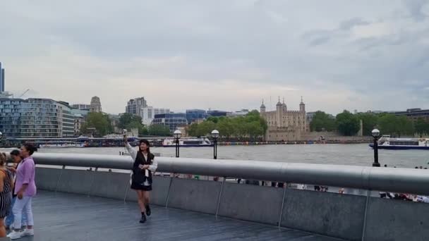 英国英格兰伦敦市泰晤士河塔桥中 来自世界各地的游客的美丽的低角度景观 拍摄于2023年6月18日 最有名的旅游景点 — 图库视频影像