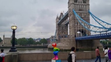 İngiltere 'nin başkenti Londra' daki Tower Bridge River Thames 'te tüm dünyadan gelen güzel düşük açılı turist görüntüsü. Görüntü 18 Haziran 2023 'te kaydedildi. En Meşhur Turist Çekimi.