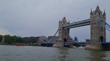 İngiltere 'nin başkenti Londra' daki Tower Bridge River Thames 'te tüm dünyadan gelen güzel düşük açılı turist görüntüsü. Görüntü 18 Haziran 2023 'te kaydedildi. En Meşhur Turist Çekimi.