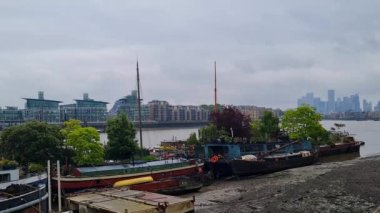 İngiltere 'nin başkenti Londra' daki Tower Bridge River Thames 'te tüm dünyadan gelen güzel düşük açılı turist görüntüsü. Görüntü 18 Haziran 2023 'te kaydedildi. En Meşhur Turist Çekimi.