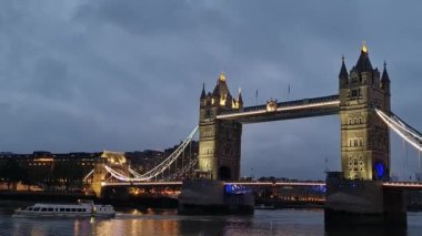 İngiltere 'nin başkenti Thames' teki Tower Bridge Central London City 'deki tüm dünyadan gelen turistlerin Zaman Hızı Düşük Açı Manzarası. Görüntü 18 Haziran 2023 'te akşam saatlerinde kaydedildi.,