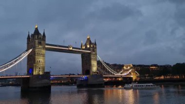 İngiltere 'nin başkenti Thames' teki Tower Bridge Central London City 'deki tüm dünyadan gelen turistlerin Zaman Hızı Düşük Açı Manzarası. Görüntü 18 Haziran 2023 'te akşam saatlerinde kaydedildi.,