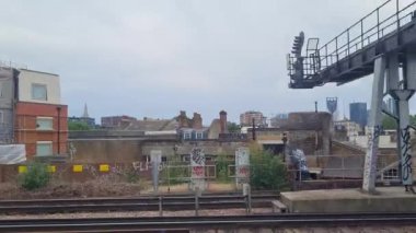 Window Seat of Train Moving Speast 'ten Hitchen' den sonraki istasyona doğru gidiyor. Tren, Merkez Hitchens 'tan İngiltere' nin Londra şehrine gidiyor. 18 Haziran 2023 'te yakalandı.