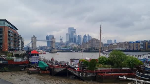 美しい低角度タワーブリッジテムズ川中央ロンドンシティ英国のすべての世界からの観光客のビュー 撮影は2023年6月18日に行われた 最も有名な観光名所 — ストック動画