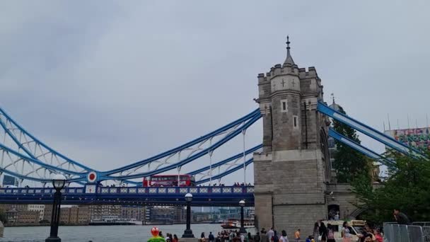 Beautiful Low Angle View Tourists All World Tower Bridge River — Vídeo de Stock