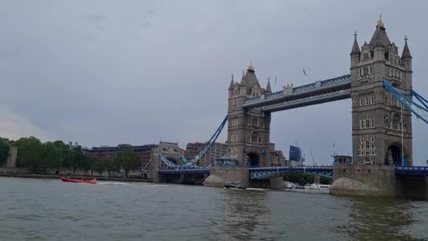 Beautiful Low Angle View Tourists All World Tower Bridge River — Vídeo de Stock