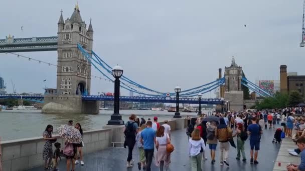 英国英格兰伦敦市泰晤士河塔桥中 来自世界各地的游客的美丽的低角度景观 拍摄于2023年6月18日 最有名的旅游景点 — 图库视频影像