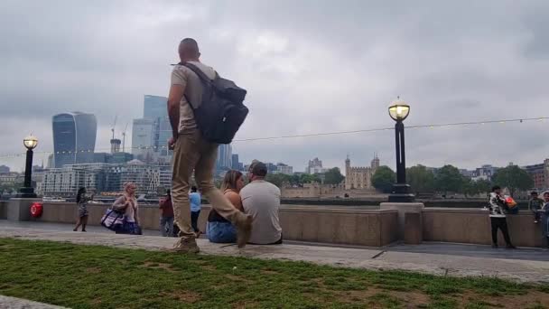 Time Lapse Low Angle View Tourists All World Tower Bridge — Stockvideo
