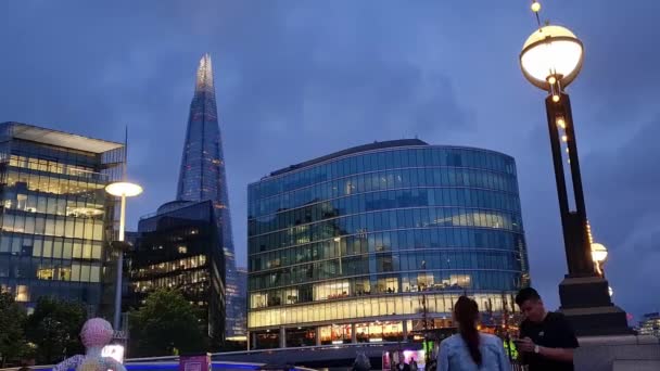 タイムラプスローアングルタワーブリッジリバーテムズセントラルロンドンシティ イギリス の全世界からの観光客の眺め 撮影は2023年6月18日の夕方の間に行われた — ストック動画