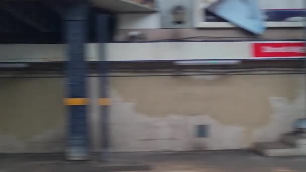 밖에서 역으로 빠르게 이동하는 모습이 보인다 열차는 센트럴 히친스에서 영국의 — 비디오