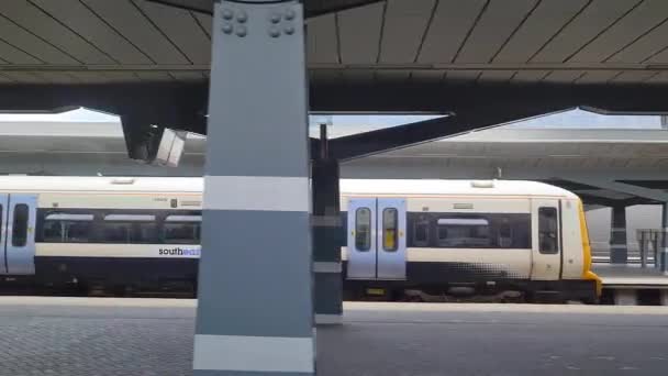 밖에서 역으로 빠르게 이동하는 모습이 보인다 열차는 센트럴 히친스에서 영국의 — 비디오