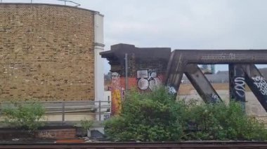 Window Seat of Train Moving Speast 'ten Hitchen' den sonraki istasyona doğru gidiyor. Tren, Merkez Hitchens 'tan İngiltere' nin Londra şehrine gidiyor. 18 Haziran 2023 'te yakalandı.