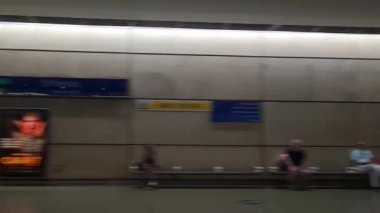 Window Seat of Train Moving Speast 'ten Hitchen' den sonraki istasyona doğru gidiyor. Tren, Merkez Hitchens 'tan İngiltere' nin Londra şehrine gidiyor. 18 Haziran 2023 'te yakalandı.