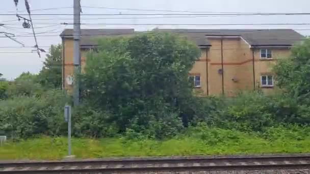 Utsikt Från Fönsterplatsen Tåget Rör Sig Snabbt Mot Nästa Station — Stockvideo