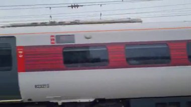 Window Seat of Train Moving Speast 'ten Hitchen' den sonraki istasyona doğru gidiyor. Tren, Merkez Hitchens 'tan İngiltere' nin Londra şehrine gidiyor. 18 Haziran 2023 'te yakalandı.