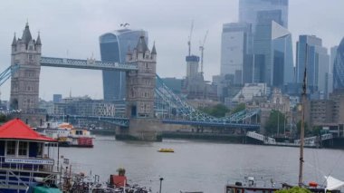 Londra, Birleşik Krallık - 8 Haziran 2023: London Bridge Slow to Fast 