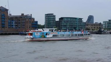 Londra Thames Nehri 'ndeki Ferry Boat ve İngiltere' deki Canary Wharf London City 'nin arkasında. Güzel Görüntü İHA 'nın Kamerasıyla 8 Haziran 2023' te çekildi.