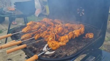 Güzel ve Lezzetli Tavuk Barbeküsü Ev Bahçesi 'nde ısıtılmış kömürle ızgara yapıyor.