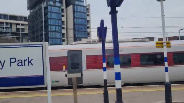 Utsikt Från Fönsterplatsen Tåget Rör Sig Snabbt Mot Nästa Station — Stockvideo