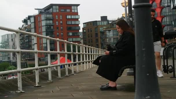 Oamenii Edge River Thames Din Centrul Londrei Timpul Apusului Soare — Videoclip de stoc