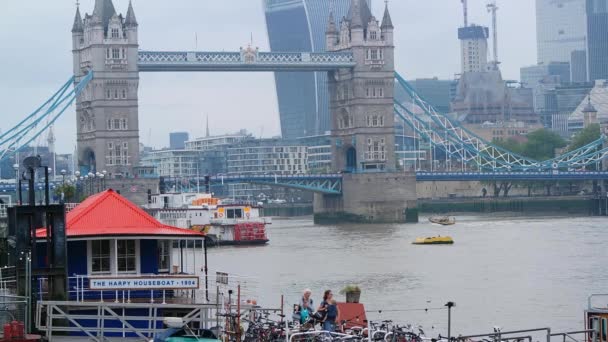 อเฟอร โดยสารในแม าเทมส ของลอนดอนกลางและด านหล Canary Wharf London City England — วีดีโอสต็อก