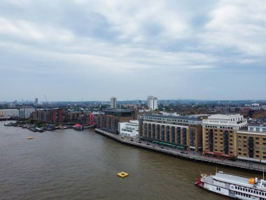 Londra Köprüsü 'ndeki Thames Nehri' nin Yüksek Açı Manzarası İngiltere 'nin Merkez Londra Başkenti Büyük Britanya, 6 Haziran 2023' te yakalanan En Çekici Turist Çekim Merkezi 
