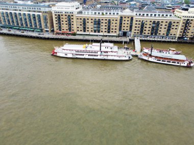 Londra Köprüsü 'ndeki Thames Nehri' nin Yüksek Açı Manzarası İngiltere 'nin Merkez Londra Başkenti Büyük Britanya, 6 Haziran 2023' te yakalanan En Çekici Turist Çekim Merkezi 