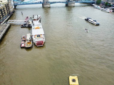 Londra Köprüsü 'ndeki Thames Nehri' nin Yüksek Açı Manzarası İngiltere 'nin Merkez Londra Başkenti Büyük Britanya, 6 Haziran 2023' te yakalanan En Çekici Turist Çekim Merkezi 