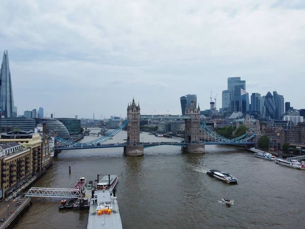 高角度ロンドン橋でテムズ川の景色 ロンドン中心部の首都イギリスイギリス 最も魅力的な観光名所場所2023年6月6日に撮影 — ストック写真