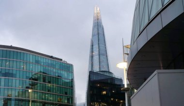 Londra, İngiltere, Birleşik Krallık - 18 Haziran 2023: Bulutlu Günbatımında Londra Köprüsü 'ndeki binalar