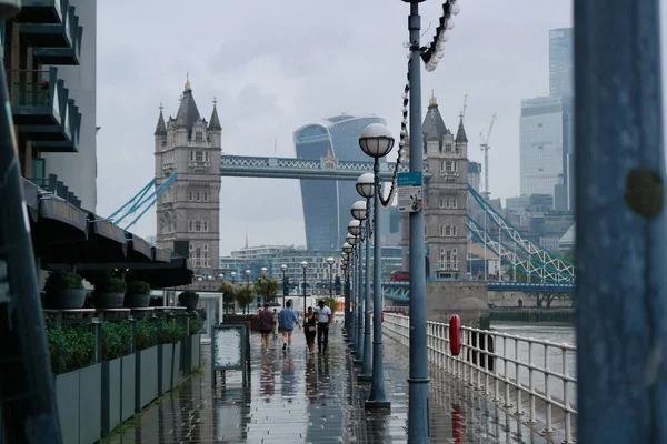 London England United Kingdom June 2023 Buildings London Bridge Cloudy — Stock Photo, Image