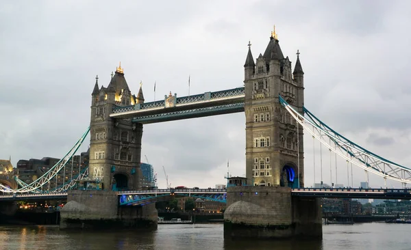 英国伦敦 2023年6月18日 乌云落山时伦敦桥的建筑物 — 图库照片