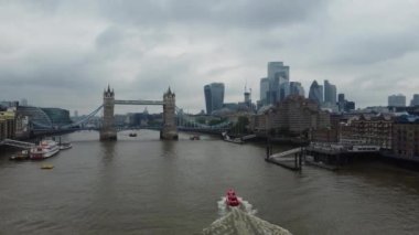 Londra 'nın Thames Nehri' ndeki Feribot Yolcu Kayığı ve İngiltere 'nin Londra Kanarya Rıhtımı Arkasında. Güzel Görüntü İHA 'nın Kamerasıyla 8 Haziran 2023' te çekildi.