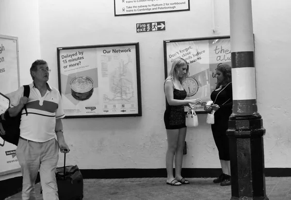 Хитчен Англия Великобритания Июня 2023 Года Люди Ждут Поезда Платформе — стоковое фото