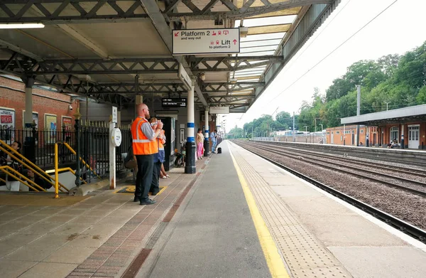 Hitchen England Червня 2023 Люди Чекають Поїзд Платформі Hitchen Railway — стокове фото