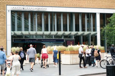 Londra, İngiltere, Birleşik Krallık - 8 Haziran 2023: Londra Köprü İstasyonundaki İnsanlar