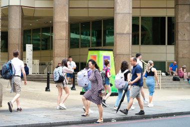 Londra, İngiltere, Birleşik Krallık - 8 Haziran 2023: Londra Köprü İstasyonundaki İnsanlar