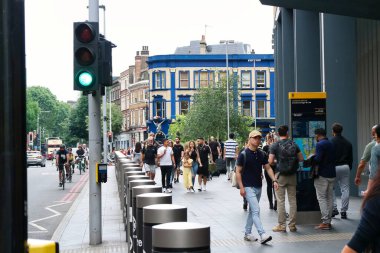 Londra, İngiltere, Birleşik Krallık - 8 Haziran 2023: Londra Köprü İstasyonundaki İnsanlar