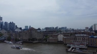 Londra 'nın Thames Nehri' ndeki Feribot Yolcu Kayığı ve İngiltere 'nin Londra Kanarya Rıhtımı Arkasında. Güzel Görüntü İHA 'nın Kamerasıyla 8 Haziran 2023' te çekildi.
