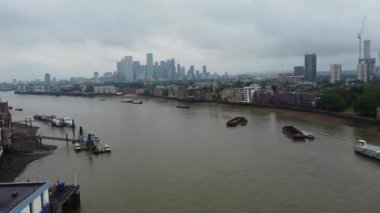 Londra 'nın Thames Nehri' ndeki Feribot Yolcu Kayığı ve İngiltere 'nin Londra Kanarya Rıhtımı Arkasında. Güzel Görüntü İHA 'nın Kamerasıyla 8 Haziran 2023' te çekildi.