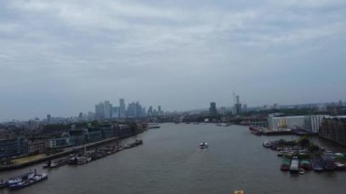 Londra 'nın Thames Nehri' ndeki Feribot Yolcu Kayığı ve İngiltere 'nin Londra Kanarya Rıhtımı Arkasında. Güzel Görüntü İHA 'nın Kamerasıyla 8 Haziran 2023' te çekildi.