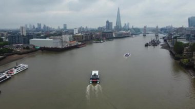 Londra 'nın Thames Nehri' ndeki Feribot Yolcu Kayığı ve İngiltere 'nin Londra Kanarya Rıhtımı Arkasında. Güzel Görüntü İHA 'nın Kamerasıyla 8 Haziran 2023' te çekildi.